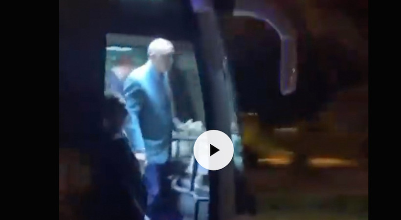 Erdoğan'ın yangınla boğuşan Marmaris'lilere sadece kürsüden değil otobüsten de çay attığı görüntüler ortaya çıktı...
