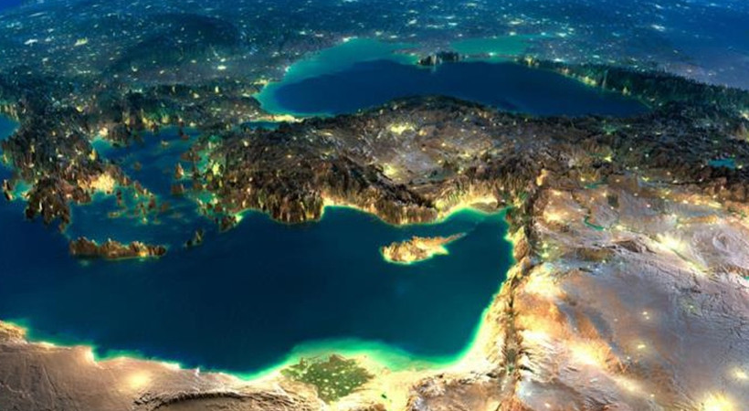 Akdeniz'de petrol sızıntısı paniği: Türkiye'den 3 gemi yola çıktı, kriz masası kuruldu