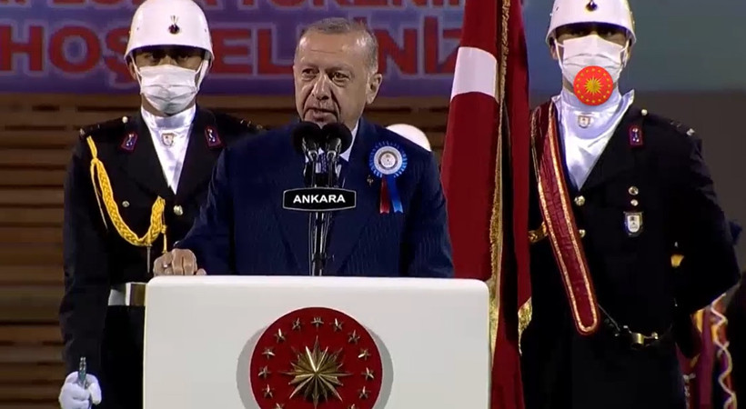Cumhurbaşkanı Erdoğan, subaylara seslenmeye kürsüye çıkarken Diriliş Ertuğrul dizisinin müziği çalındı