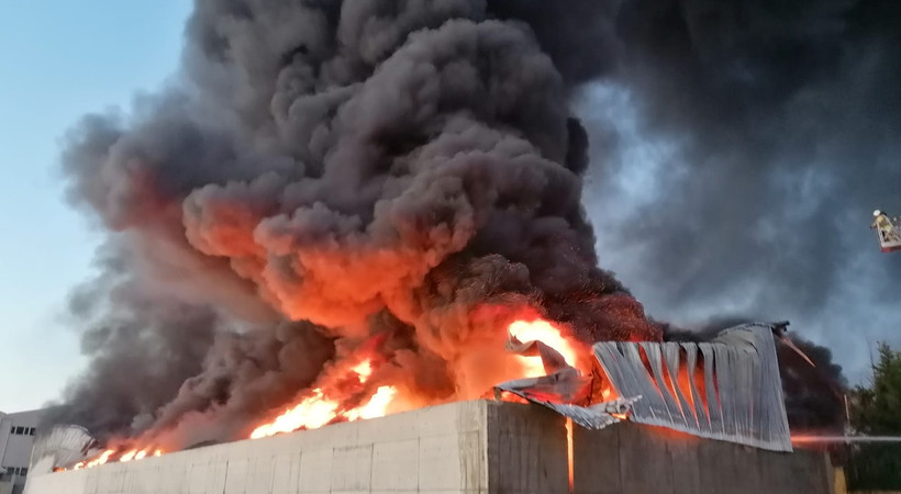Silivri'deki plastik fabrikası cayır cayır yandı