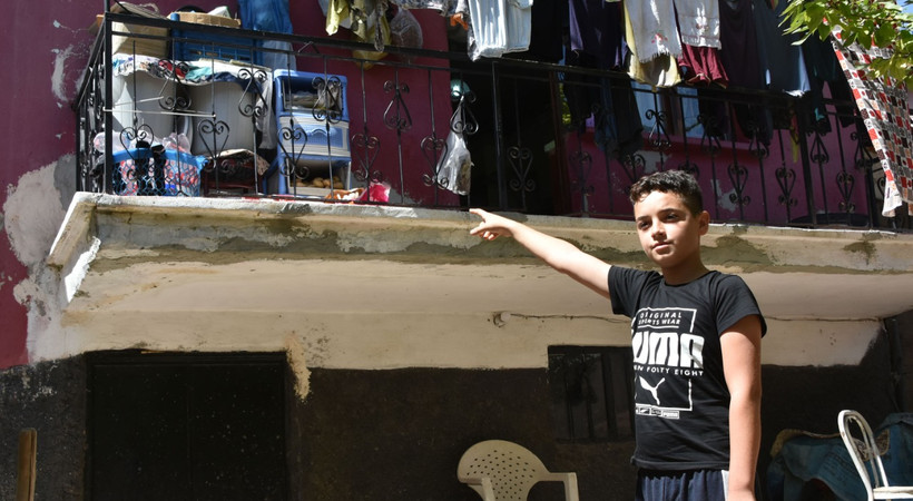 Kargaları korkutmak için ateş etti, balkondaki komşusunu vurdu