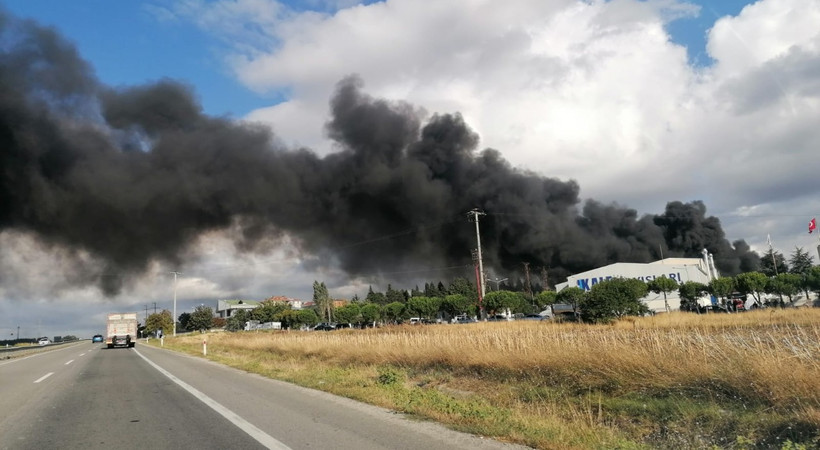 Silivri'deki kauçuk üretimi yapan fabrikada yangın çıktı: Aynı firmanın başka fabrikası da dün yanmış
