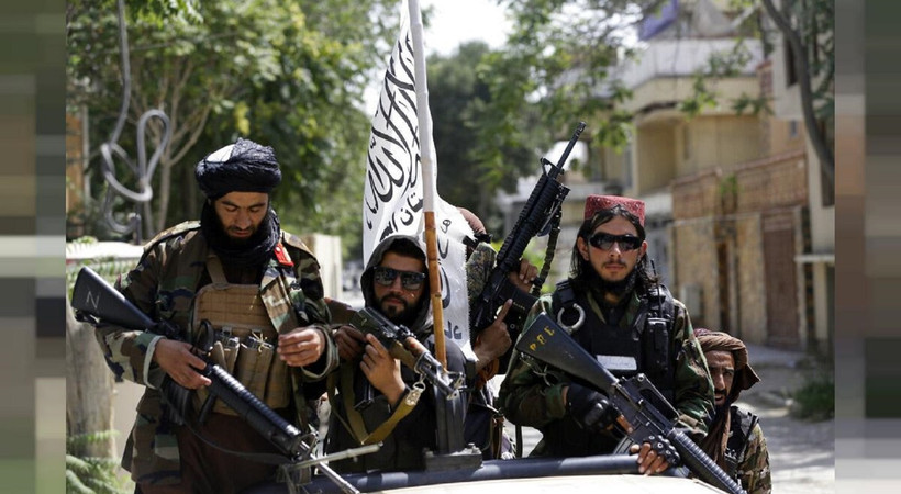 Katar heyetini ağırlayan Taliban'ın atadığı başbakan Molla Muhammed Hasan Akhund ilk kez kameralar karşısına geçti
