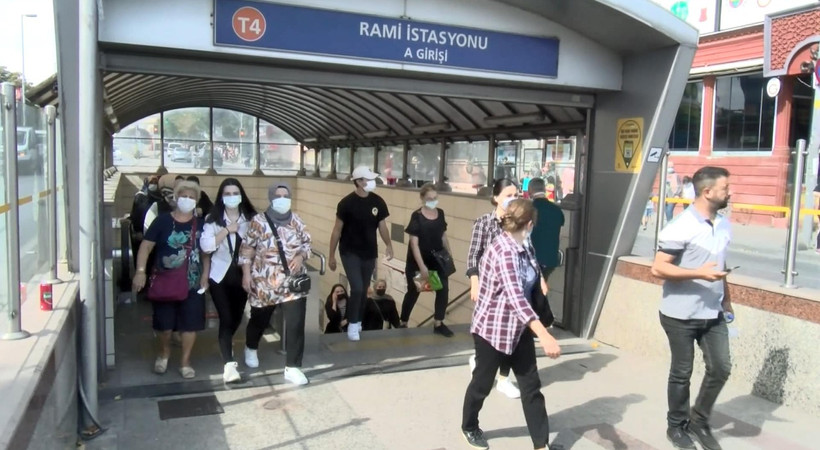 Tramvay hattındaki arıza yolcuları sokağa döktü