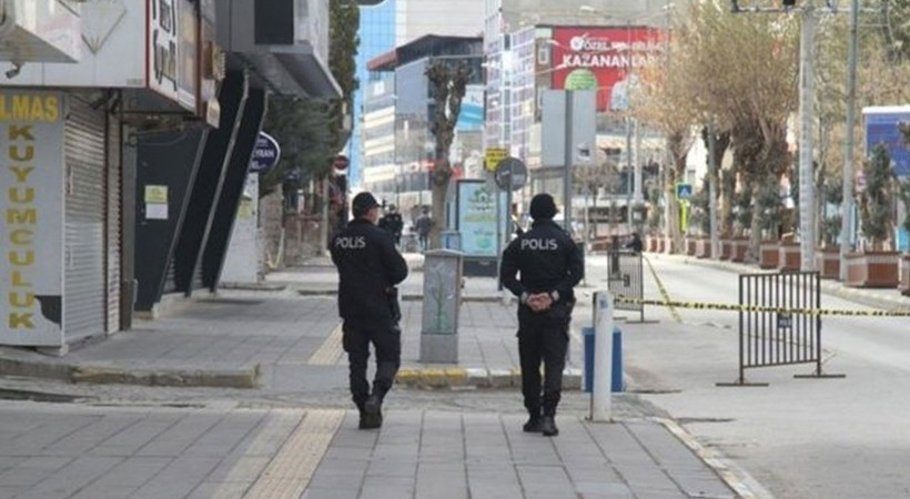 Bilim Kurulu üyesinden endişelendiren sözler: Okulları açık tutmak için toplumu kapatmalıyız