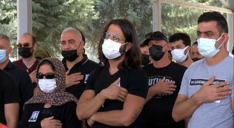 Şarkıcı Koray Avcı'nın babası son yolculuğuna uğurlandı