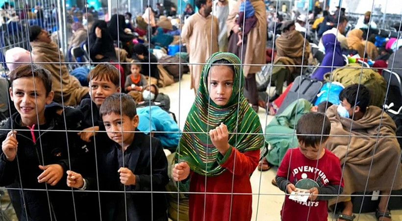 3 yaşındaki Afgan çocuk tek başına Kanada'ya iltica etti
