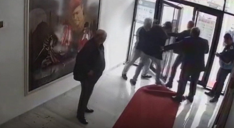 AK Partili belediye başkanı Fatih Ünsal, belediye binasında vatandaşı tekme tokat dövdü