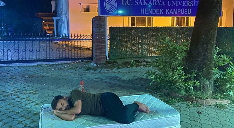 Sakarya Üniversitesi'nden bir öğrenci yüksek kiraları kampüste uyuyarak protesto etti