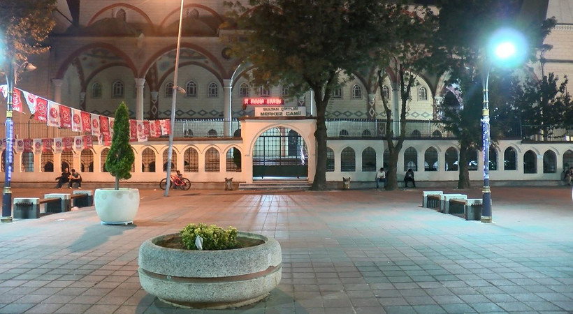 Sultangazi'de camide imam ve cemaate sopalı saldırı iddiası: Gözaltına alındı