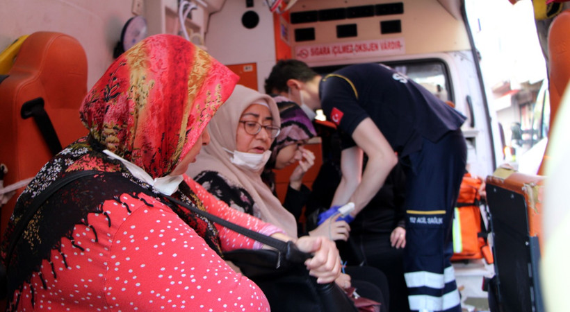 Beyoğlu'nda iş yerinde yangın: 12 kişi dumandan etkilendi