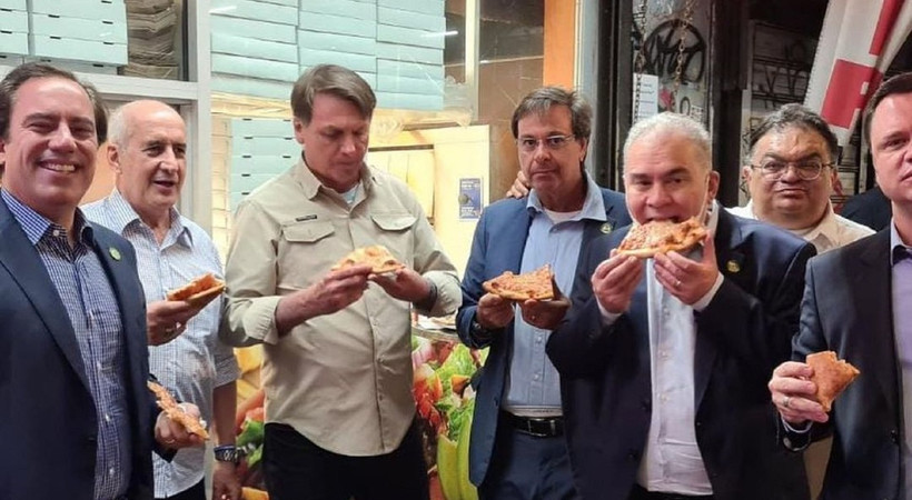 Brezilya Devlet Başkanı Bolsonaro, aşı olmadığı için sokakta pizza yedi