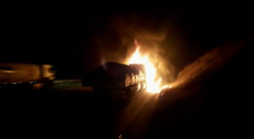 İstanbul Beykoz Kuzey Marmara Otoyolu'nda TIR alev alev yandı