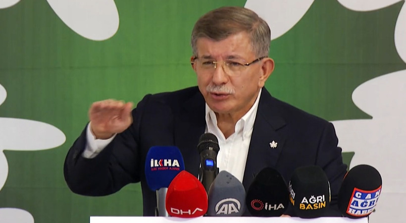 Gelecek Partisi Lideri Ahmet Davutoğlu'nun bindiği asansör yere çakıldı! Davutoğlu'nun belinde ciddi bir sıkıntı oluştuğu ve korse ile oturduğu belirtildi