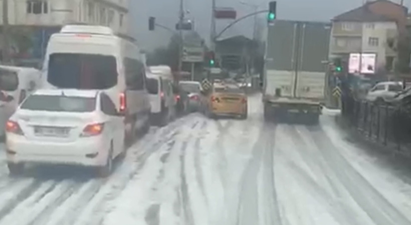 Tuzla'da yağmur sonrası caddeyi kaplayan köpük çevrede endişe yarattı.
