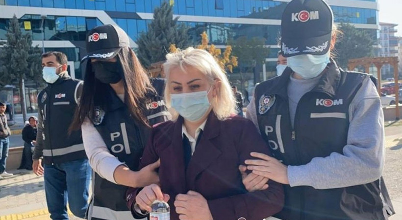 Sahte doçent Zehra Zulal Atalay Laçin'e tahliye kararı! 'Sahte evrak düzenlemek' suçundan 2 yıl 1 ay hapis cezası alarak, tahliyesine karar verildi.