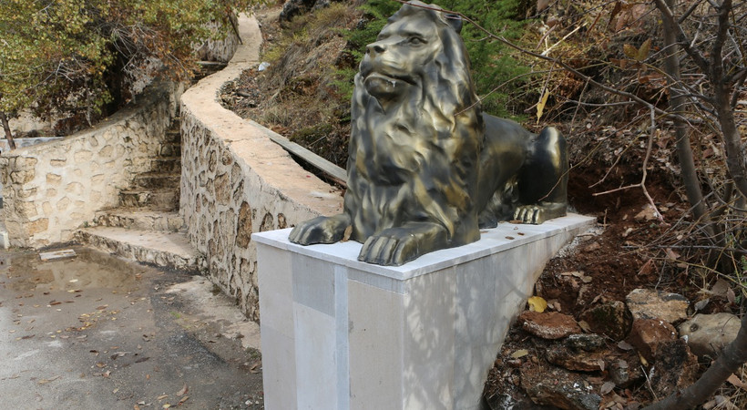 Tunceli halkını ayağa kaldıran aslan heykeli yerinden söküldü. Heykeli yaptıran CHP'li Gürsel Erol'dan açıklama geldi