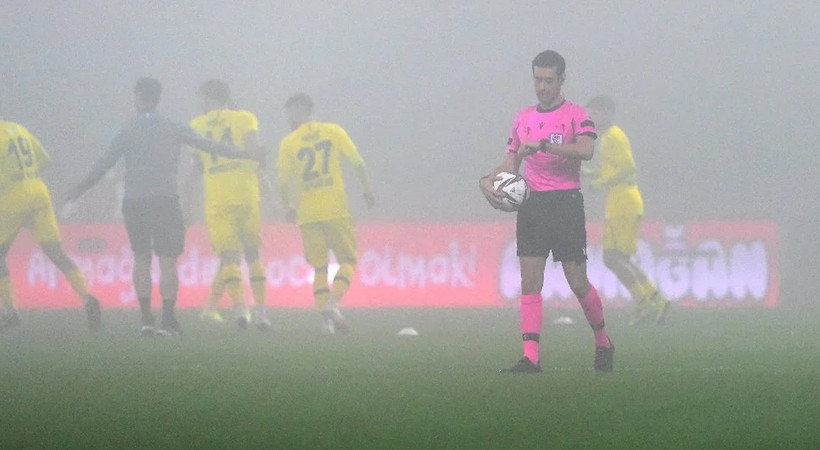 İstanbul'da yoğun sis maç erteletti