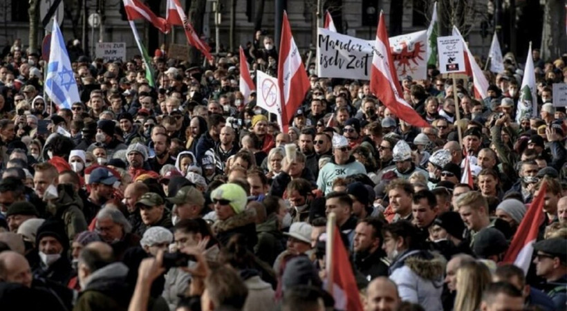 Avusturya’da yaklaşık 35 bin kişi koronavirüs önlemlerini protesto etti