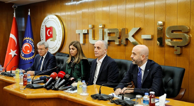 Milyonlar bu haberi bekliyordu! 2022 yılı asgari ücret görüşmeleri Çalışma ve Sosyal Güvenlik Bakanlığı'nda başladı. İşçi ve işverenin anlaştığı formül Bakan Vedat Bilgin'e sunuldu.Toplantı sonrası Cumhurbaşkanı Erdoğan yeni asgari ücreti açıklayacak