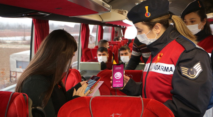 Tokat'ta 25 Kasım Kadına Yönelik Şiddete Karşı Uluslararası Mücadele Günü'nde jandarma, otobüs yolcularına KADES'i tanıttı