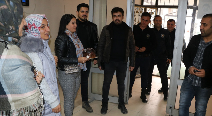 Kadına şiddet ihbarına giden polislere pastalı sürpriz