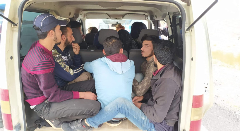 Konya'da jandarma 12 kaçak göçmeni yakaladı, 2 kişi tutuklandı