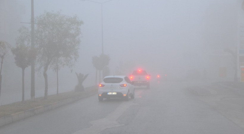 Hatay'da yoğun sis etkili oldu, sürücüler düşük hızda ilerledi