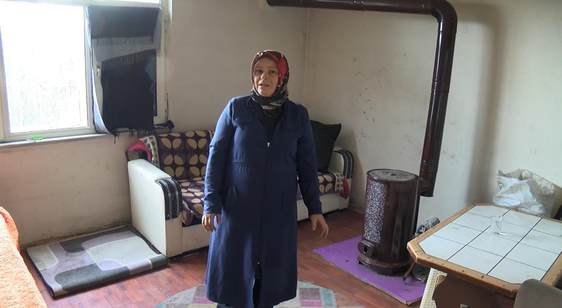 Yanan gecekondunun tek odasında yaşamaya çalışıyorlar