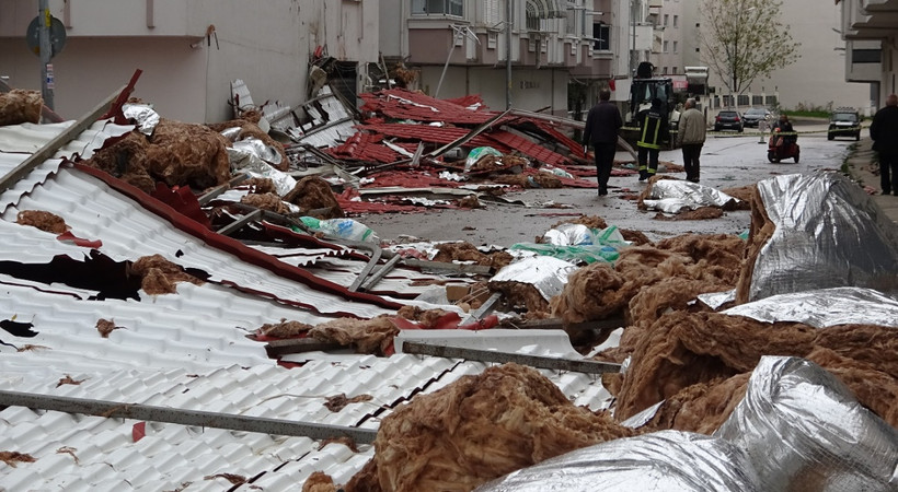 Lodos kabusu devam ediyor... Türkiye'nin birçok bölgesinde etkili olan fırtına, hayatı olumsuz etkiliyor