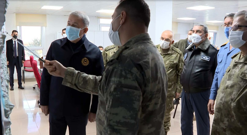 Milli Savunma Bakanı Hulusi Akar ve komuta kademesi Suriye sınır hattındaki birliklerde denetleme yaptı