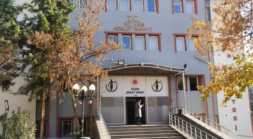Diyarbakır'da öğretmenlere esrar soruşturması: Sıvı sabun ve şampuan kutularından esrar çıktı; 2'si öğretmen 3 gözaltı