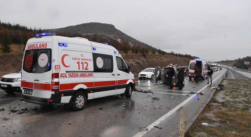 Kontrolü kaybeden hafif ticari araç TIR'la çarpıştı, 3 kişi yaralandı