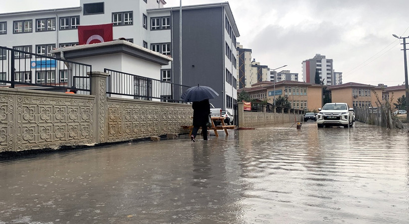 Adana'da sağanak yağış nedeniyle öğrenciler zorlandı, okul yolu su ile doldu