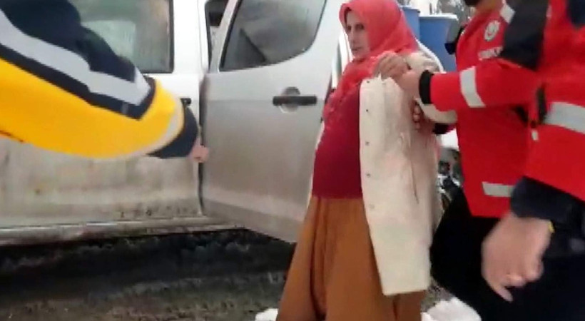 Kar yaşamı olumsuz etkilemeye devam ediyor... Siirt'te yolların kapanmasıyla 9 aylık hamile kadın mahsur kaldı. 6 saat sonra yol açıldı