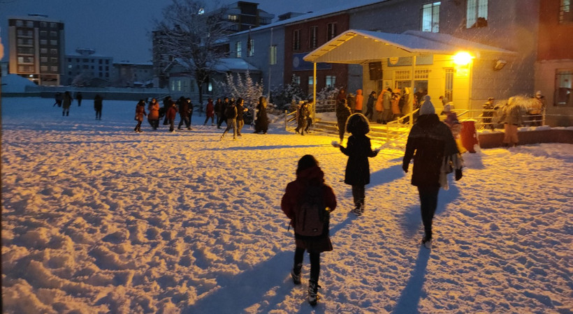 Van'ın 3 ilçesinde taşımalı eğitim veren okullara kar tatili
