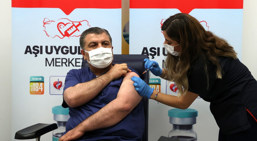 Sağlık Bakanı Fahrettin Koca Turkovac aşısını yaptırdı, randevuların başladığını açıkladı