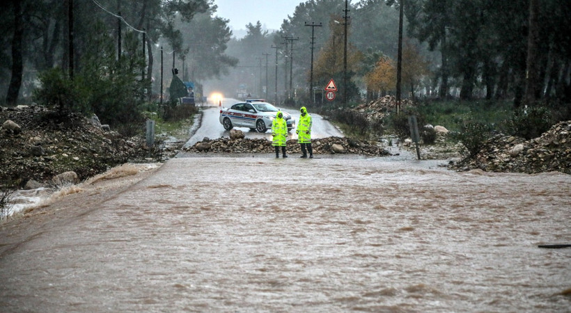 Kırmızı kodla uyarı yapılan Antalya'da şiddetli yağış devam ediyor. Yağışlar ve hava durumu ile ilgili Antalya Valiliği'nden açıklama geldi