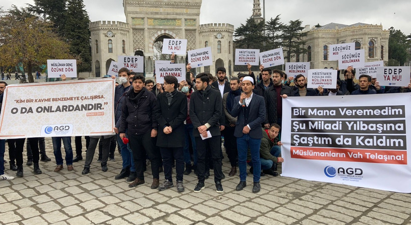 Yılbaşı kutlamaları için 'Müslüman mahallesinde salyangoz satmanın' diğer adı dediler, protesto ettiler. Anadolu Gençlik Derneği üyelerinden eylem