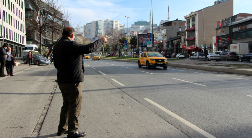 İstanbul'da taksimetre güncellemeleri nedeniyle taksiciler kuyrukta beklerken, taksi bulmakta güçlük çekenler uzun süre beklemek zorunda kaldı