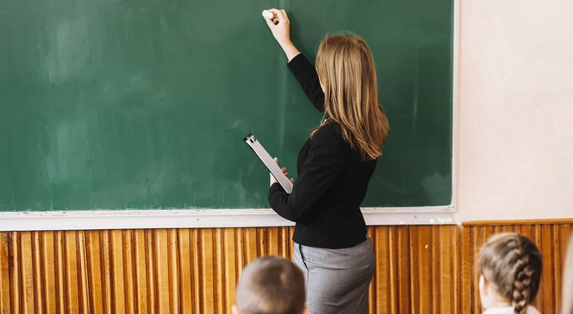 Yüz binlerce öğretmeni ilgilendiren gelişme... Öğretmenlik Meslek Kanunu Teklifi komisyonda kabul edildi