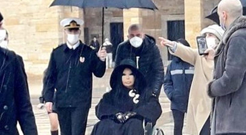 Bülent Ersoy'a şemsiye tutan Anıtkabir komutanı görevden alındı