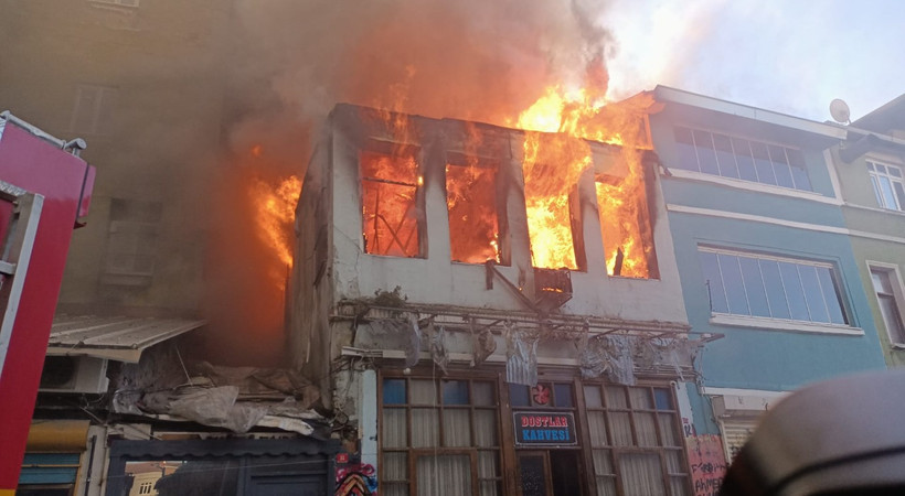 FLAŞ! Balat'ta Çukur dizisinin kahvehane çekimlerinin yapıldığı 2 katlı binada yangın çıktı