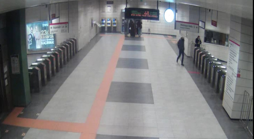 Metro saldırganının yeni görüntüleri ortaya çıktı. Kadıköy-Tavşantepe metrosunda Senanur Damgacı'ya bıçak sallayan Emrah Yılmaz ile ilgili yeni gelişme
