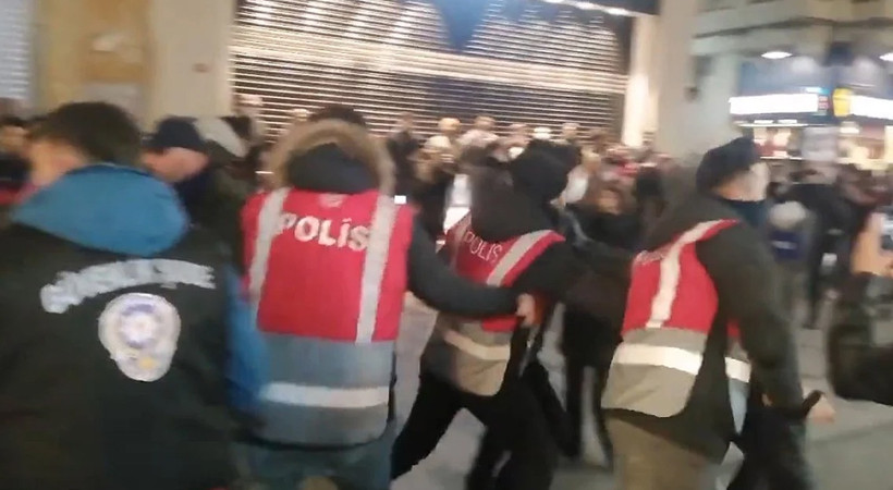 Taksim’deki ‘Enes Kara’ eylemine polis müdahalesi... Beyoğlu Kaymakamlığı sosyal medya çağrılarına yasak getirdi