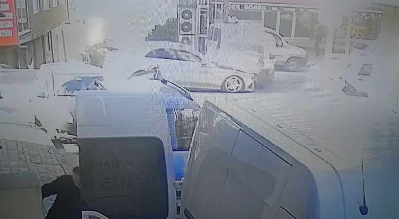 İstanbul Esenler'de 14 yaşındaki çocuğun lüks otomobille yaptığı kaza kamerada