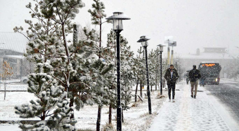 Meteoroloji Genel Müdürlüğü değerlendirmelerine göre Doğu ve Batı Karadeniz'de kuvvetli kar yağışı bekleniyor. 19 il için kar ve çığ uyarısı...