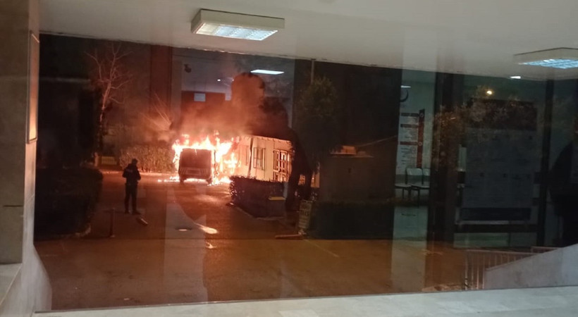 İstanbul Pendik'te polis aracı yandı, alevler hastanenin arşiv binasına sıçradı