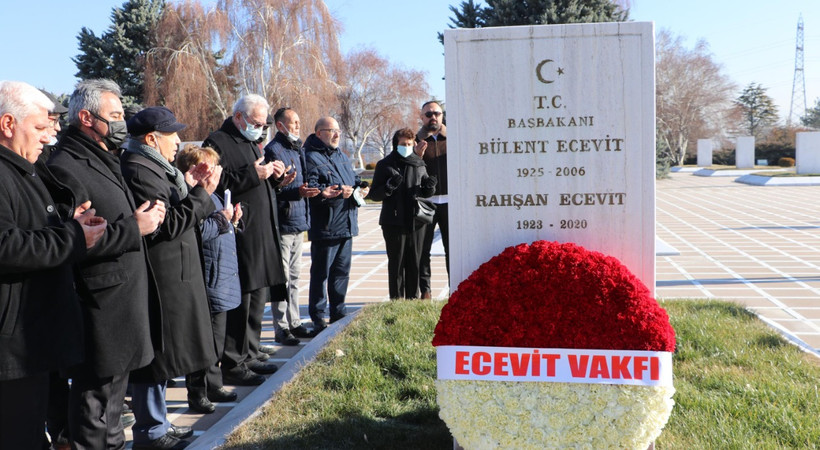 Bülent Ecevit'in eşi DSP kurucusu Rahşan Ecevit, 2'nci ölüm yıl dönümünde mezarı başında anıldı