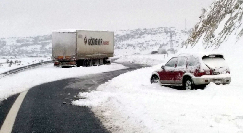 Gaziantep kara teslim: Binlerce insan kurtarıldı! Ulaşım sağlanamıyor, kar kalınlığı 45-50 santimetre... Karayolları'ndan açıklama geldi; işte trafiğe açılan yollar